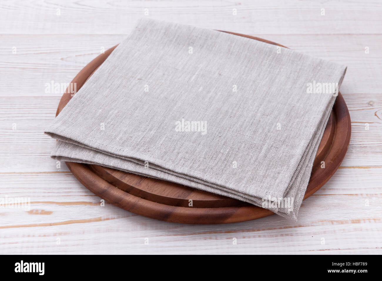 Planche à pizza avec serviette sur table en bois. Maquette Vue de dessus Banque D'Images