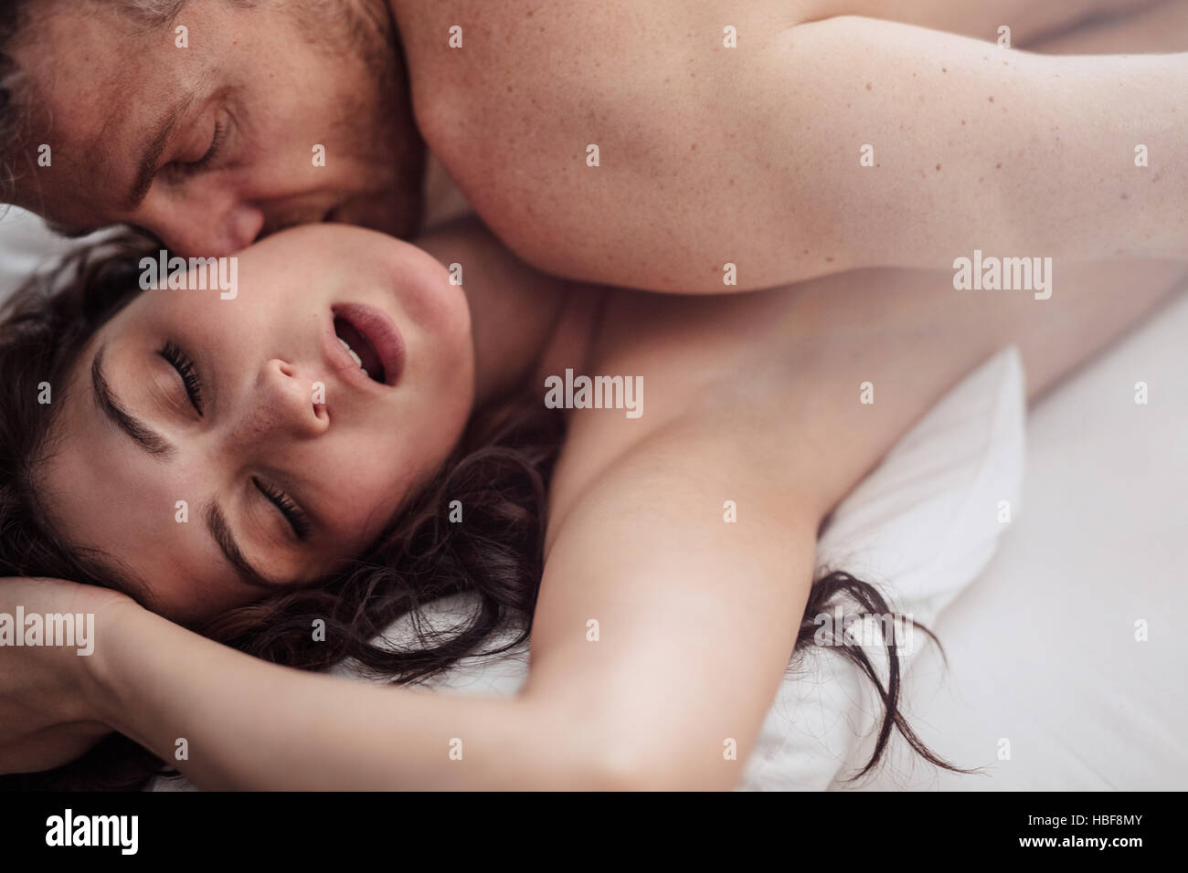 Gros plan du jeune couple passionné d'avoir le sexe sur le lit Photo Stock  - Alamy