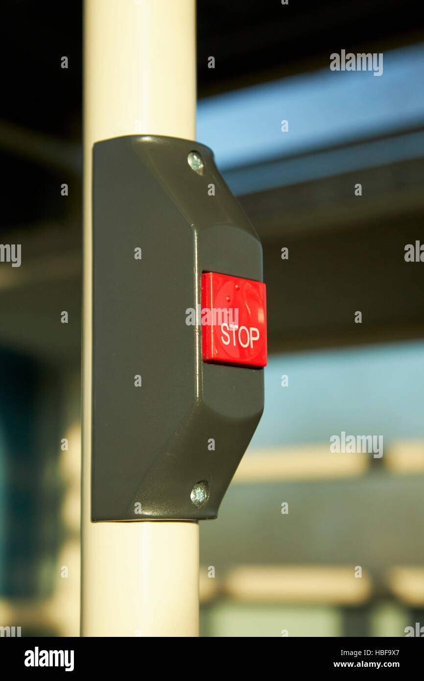 Le bouton-poussoir d'arrêt demande rouge avec braille Banque D'Images
