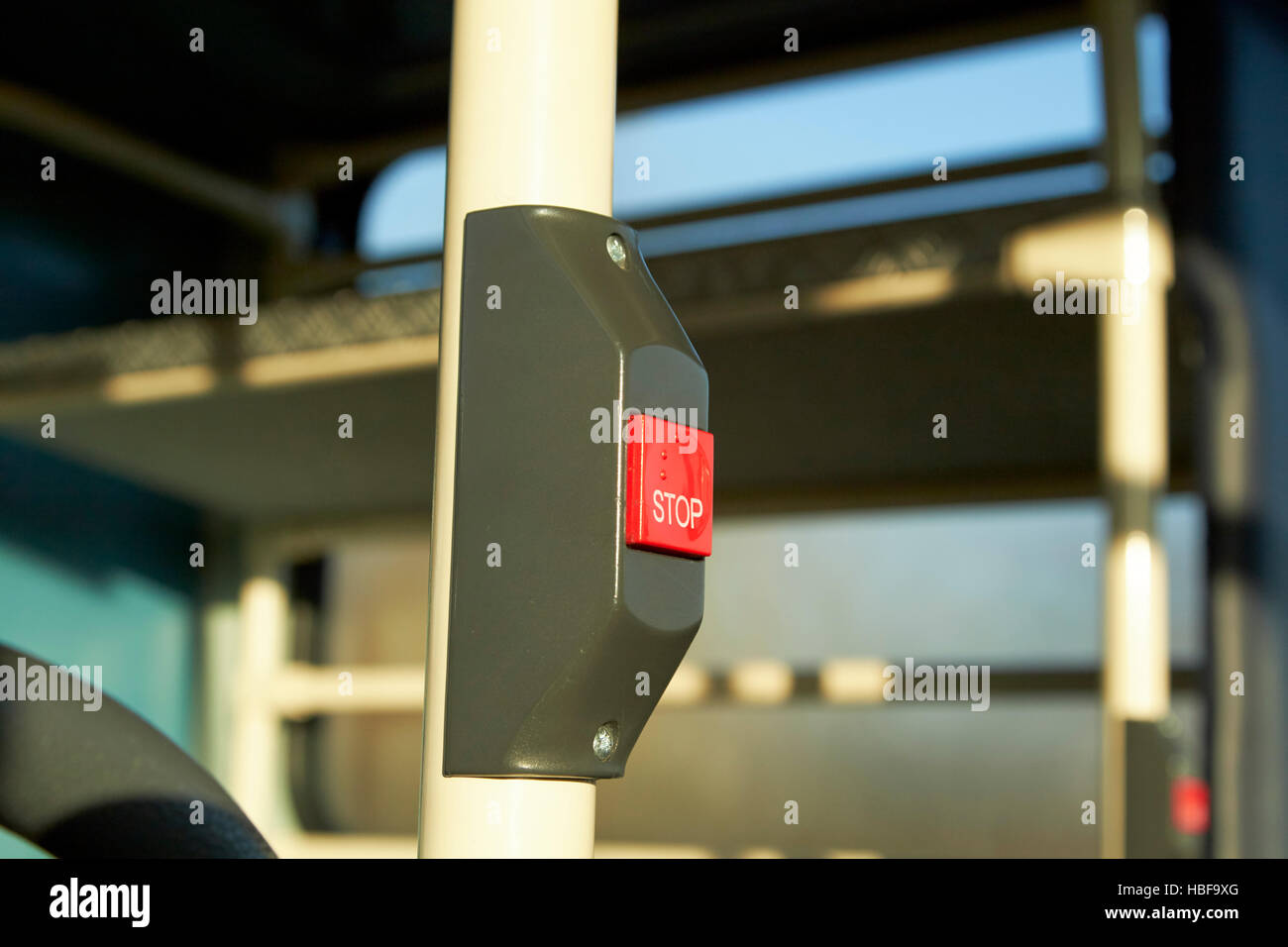 Le bouton-poussoir d'arrêt demande rouge avec braille Banque D'Images