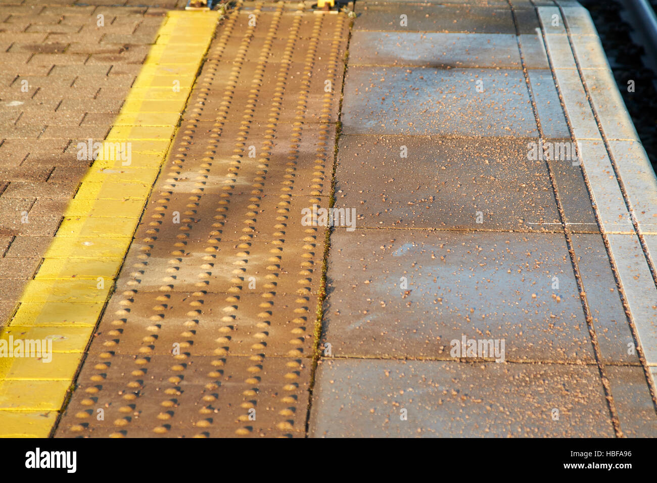 Des lignes jaunes et zone texturée de bord de plate-forme du train au Royaume-Uni Banque D'Images