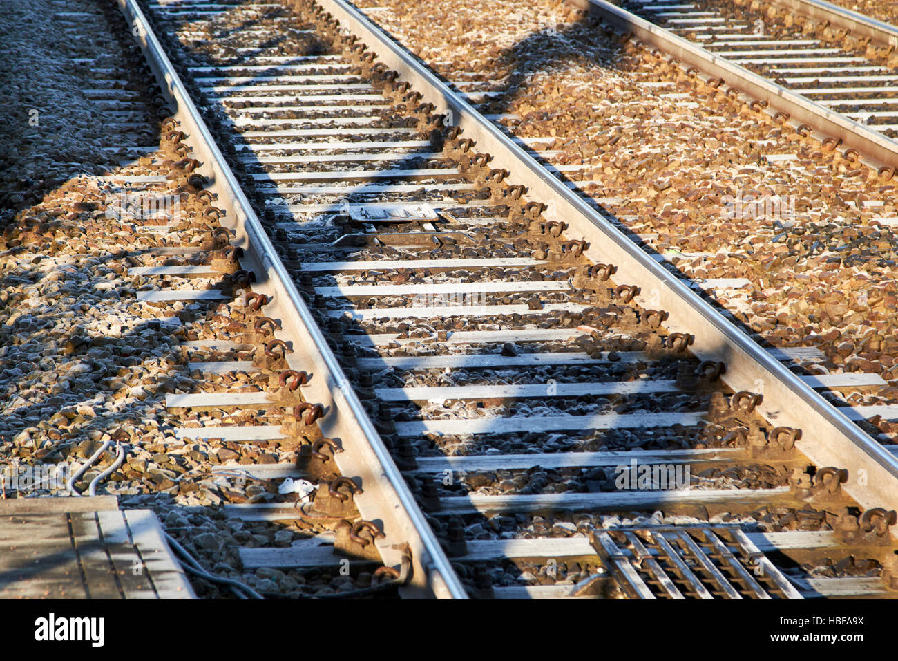 Les voies de la ligne de train gelé par un froid matin d'hiver au Royaume-Uni Banque D'Images