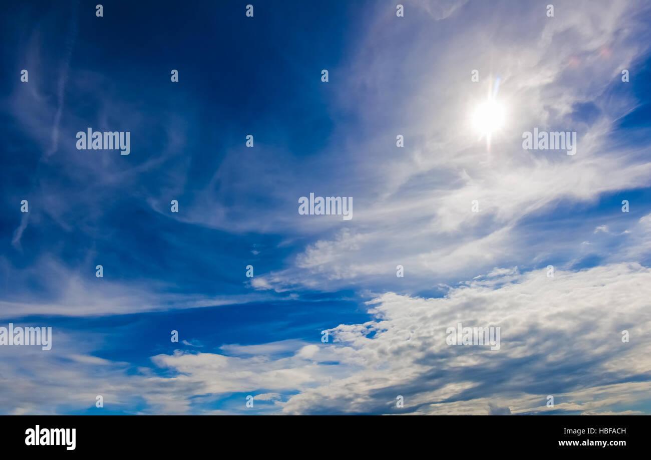 Soleil dans les nuages Banque D'Images