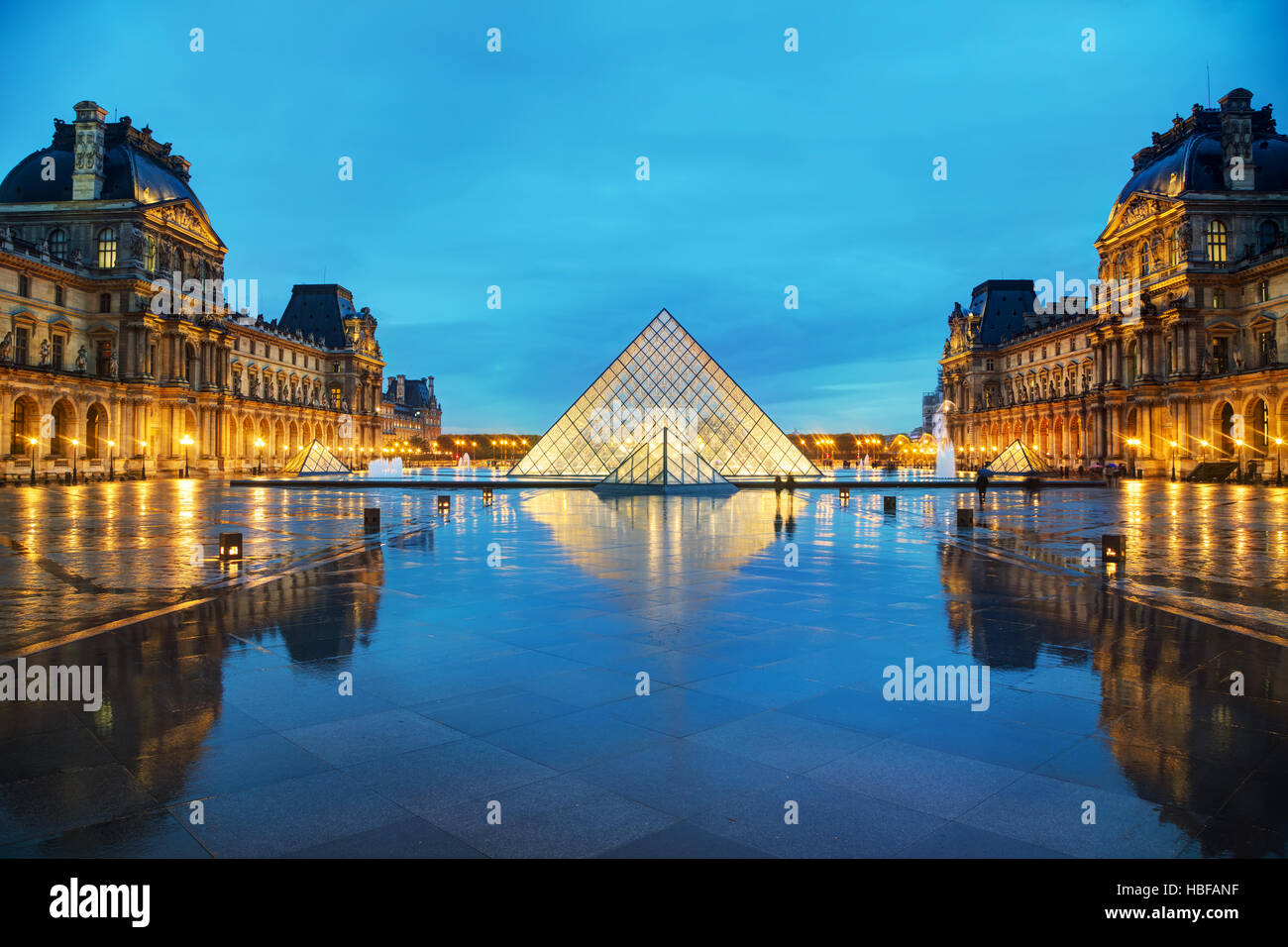 PARIS - le 4 novembre : La pyramide du Louvre le 4 novembre 2016 à Paris, France. Il sert de l'entrée principale du musée du Louvre. Achevé en 1989 Banque D'Images