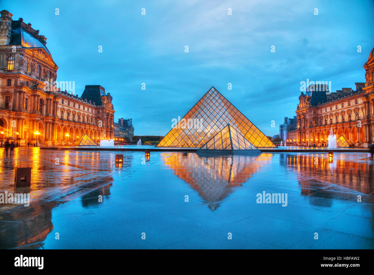 PARIS - le 4 novembre : La pyramide du Louvre le 4 novembre 2016 à Paris, France. Il sert de l'entrée principale du musée du Louvre. Achevé en 1989 Banque D'Images