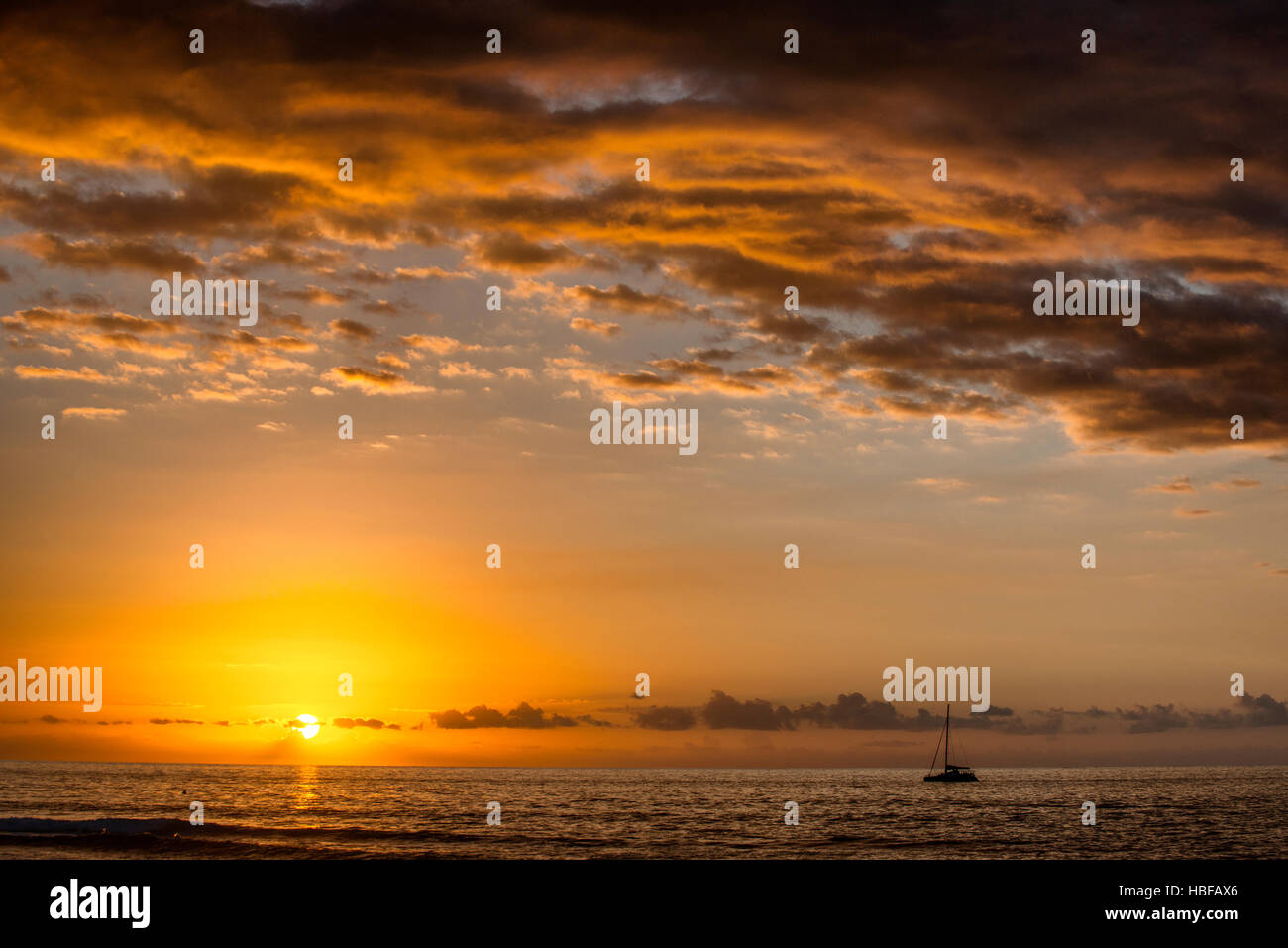 Coucher du soleil donnant sur l'Océan Indien à partir de la plage de Saint-Gilles-les-Bains sur l'île de la réunion. Banque D'Images