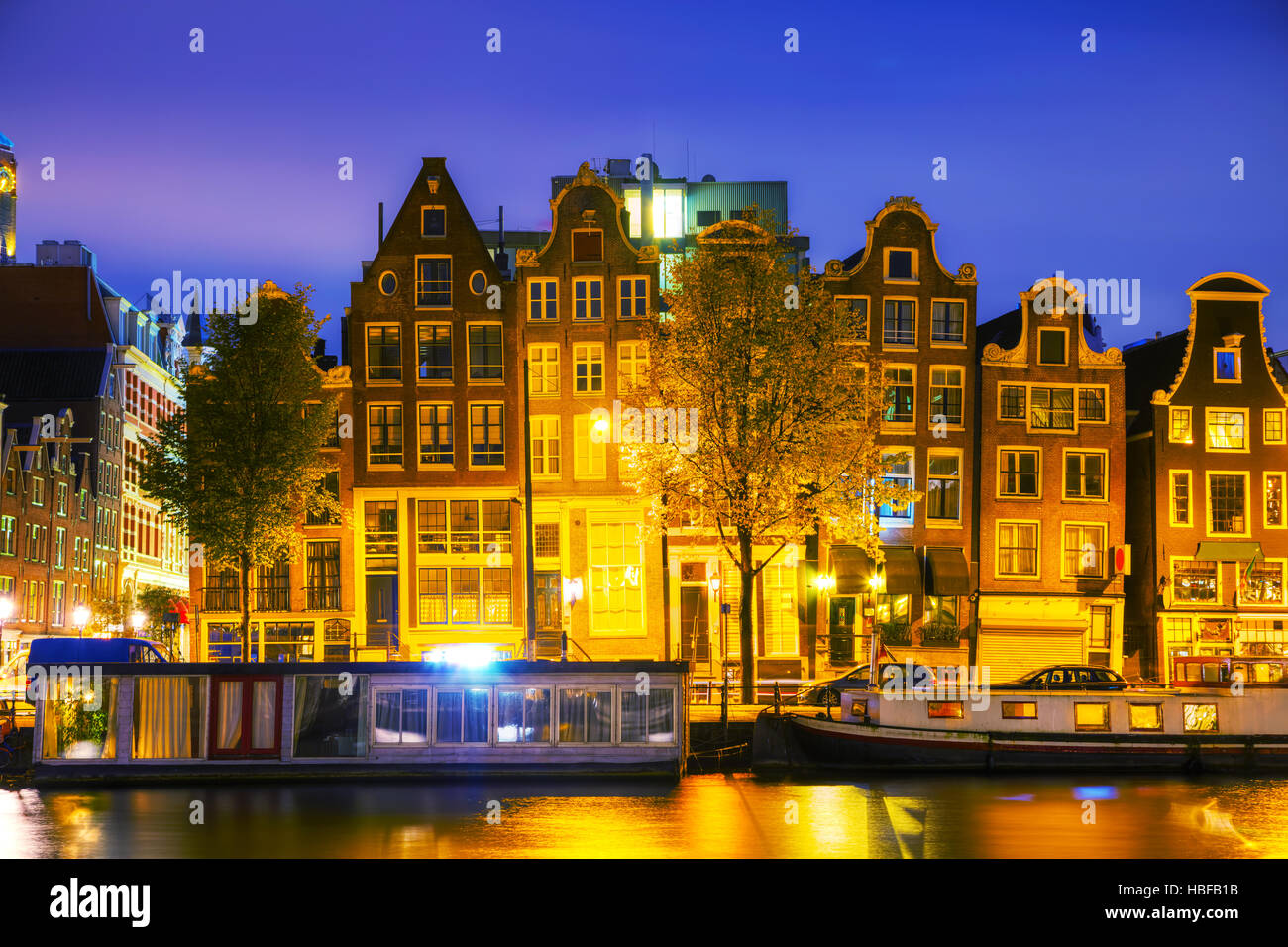 Vue sur la ville d'Amsterdam avec ses canaux et ses ponts la nuit Banque D'Images
