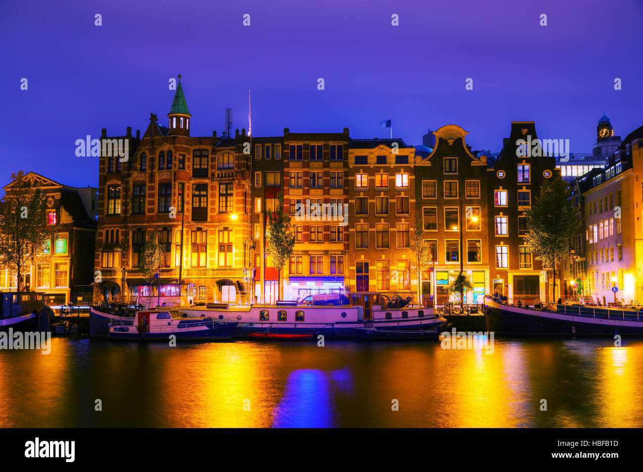 Vue sur la ville d'Amsterdam avec ses canaux et ses ponts la nuit Banque D'Images