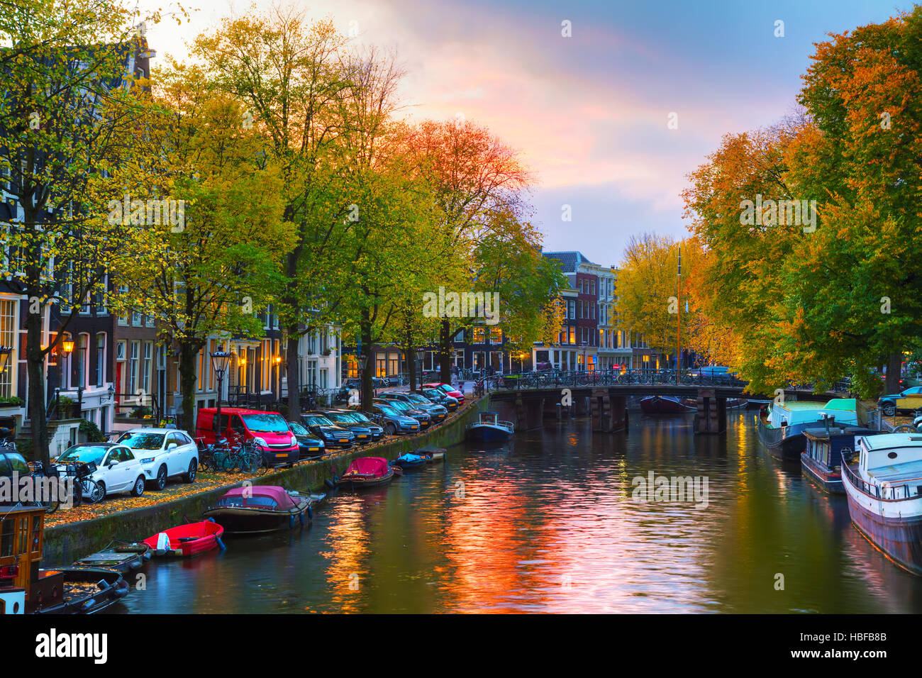 Vue sur la ville d'Amsterdam avec ses canaux et ses ponts en soirée Banque D'Images