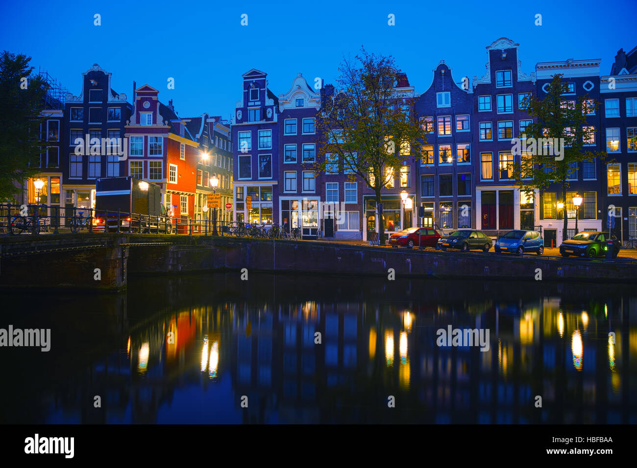Vue sur la ville d'Amsterdam avec des canaux de nuit Banque D'Images