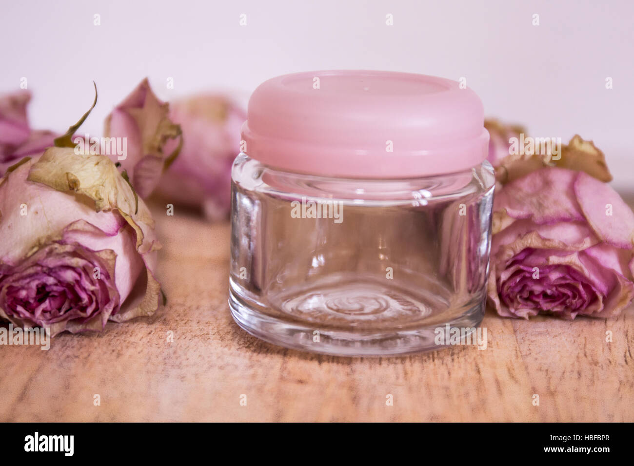 Boîte de verre avec des roses rose Banque D'Images