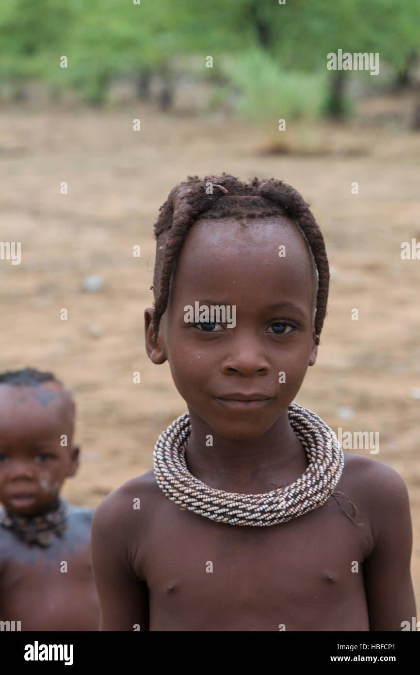 Portrait d'un jeune enfant de la tribu Himba, Namibie Banque D'Images