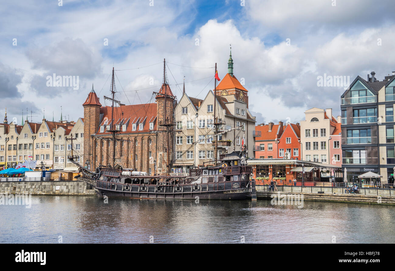 La Pologne, la Poméranie, Gdansk, fleuve Motlawa avec style galion bateau d'Csana 675amarré à Fischbrücke (Pobrzeze Rybackie) Banque D'Images