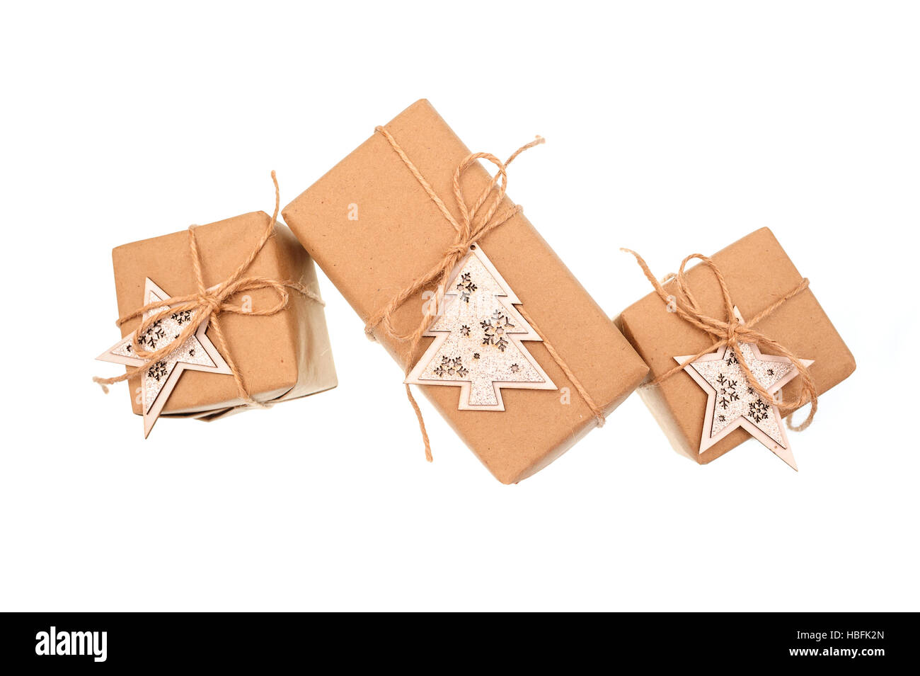 Boîtes cadeaux de papier kraft isolé sur fond blanc Banque D'Images