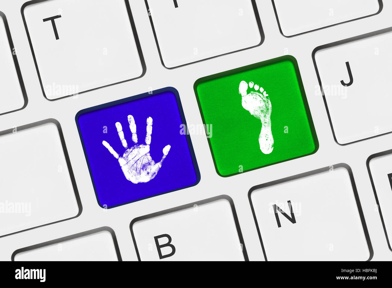 Impression de la main et le pied sur les touches de l'ordinateur Banque D'Images