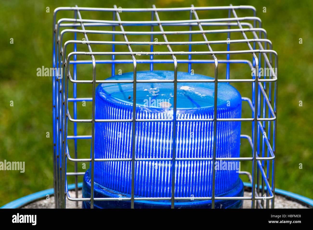 Feu bleu à éclats dans le panier métallique Banque D'Images