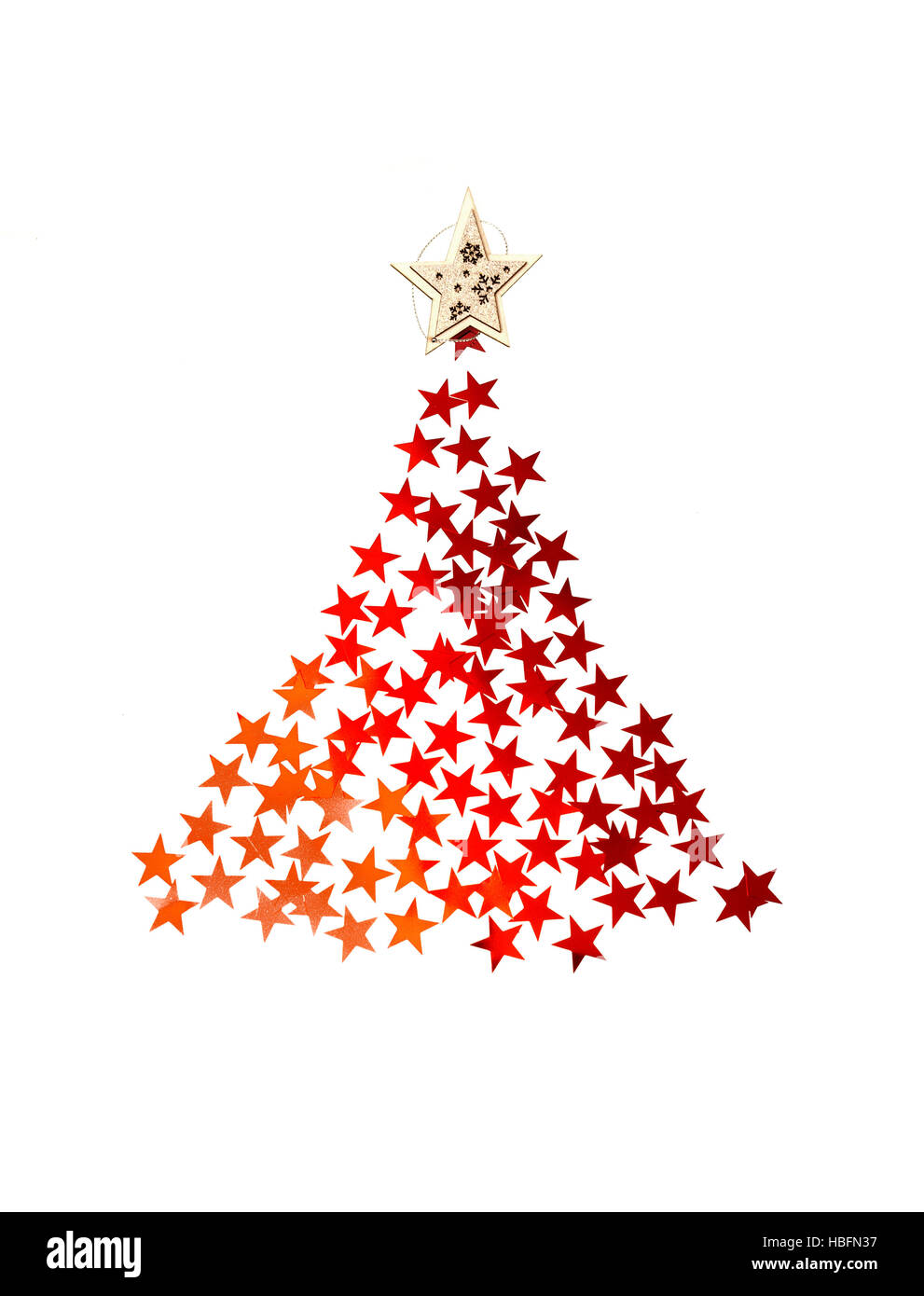 Arbre de Noël avec des étoiles sur fond blanc pour carte de souhaits Banque D'Images