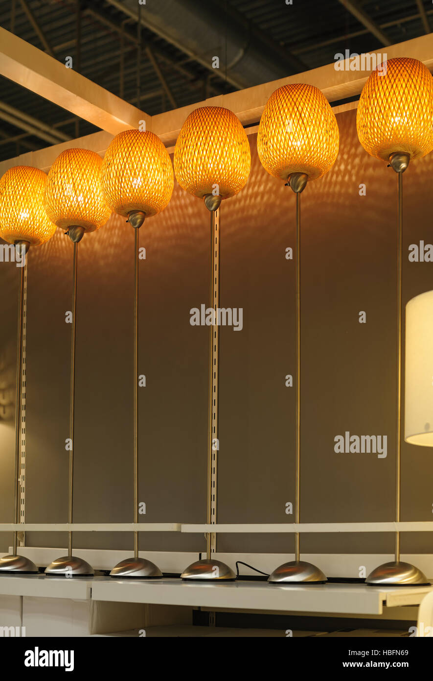 Des lampes de bureau en magasin sur l'affichage Banque D'Images