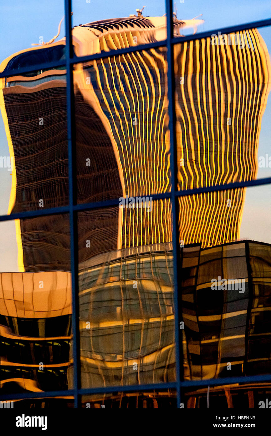 Le bâtiment 20 Fenchurch Street dans la ville de Londres compte sur l'extérieur de l'Édifice FT, Londres, Angleterre Banque D'Images