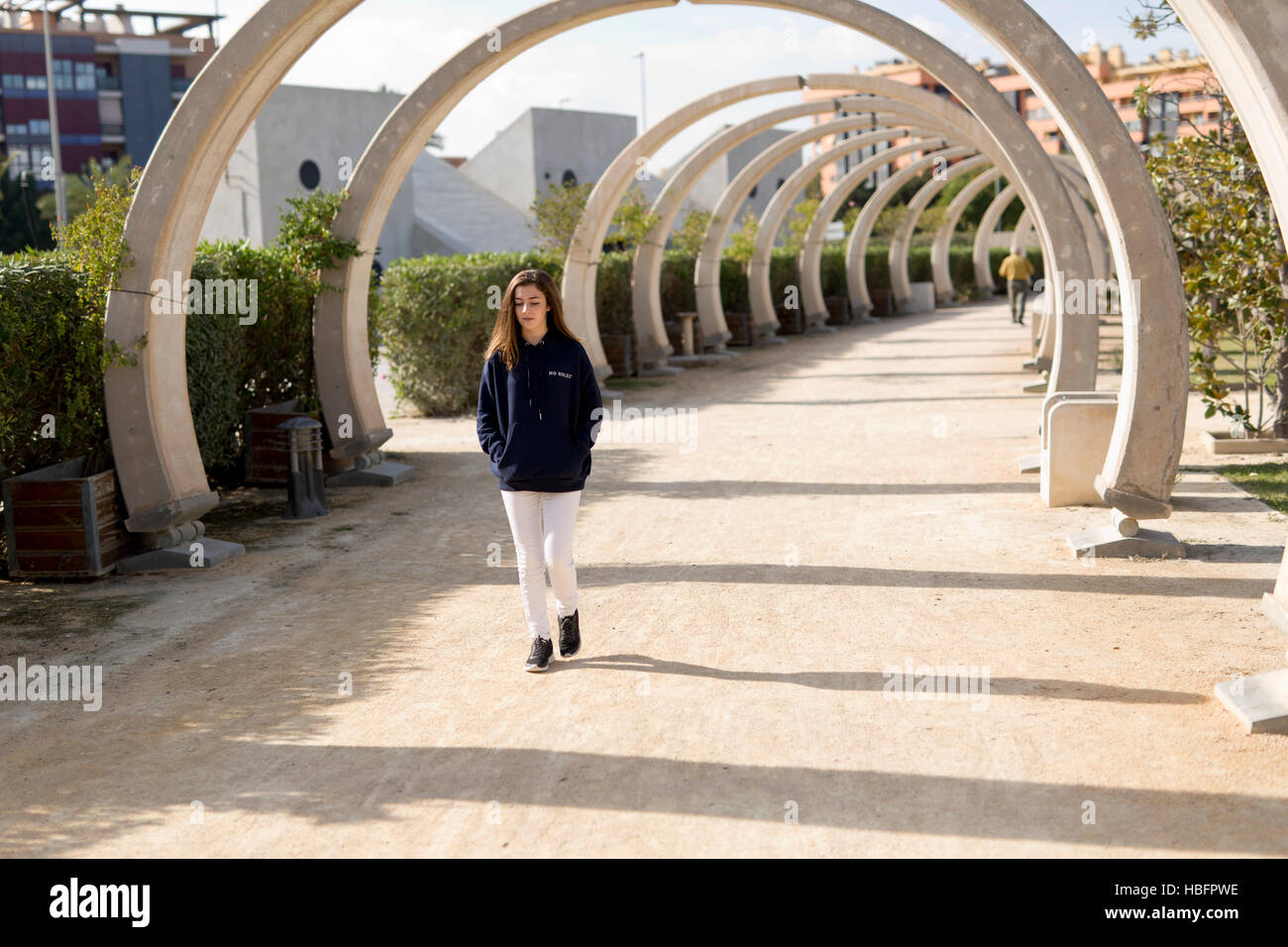 Adolescent walking in a park, une journée ensoleillée d'automne. Banque D'Images