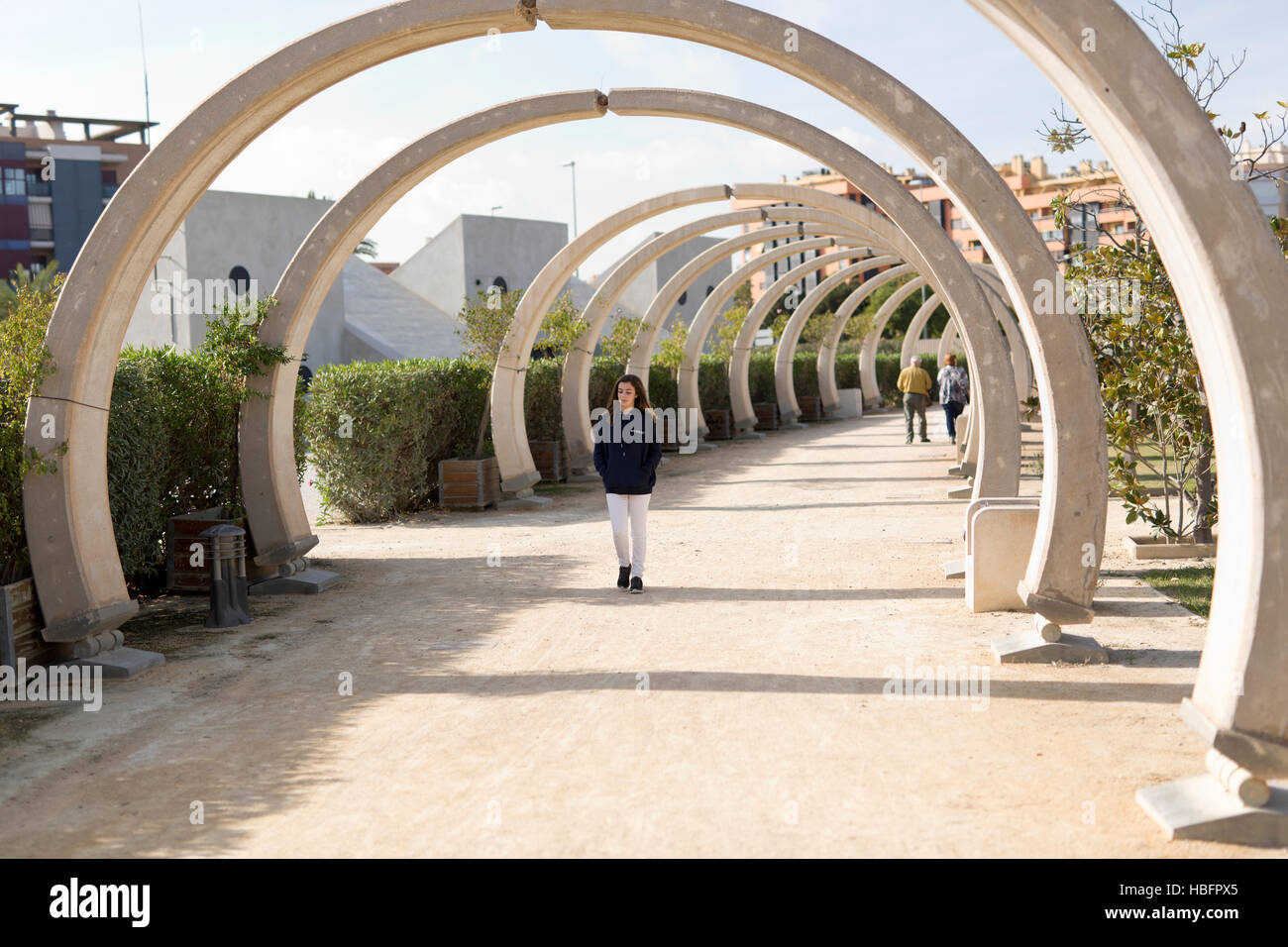 Adolescent walking in a park, une journée ensoleillée d'automne. Banque D'Images