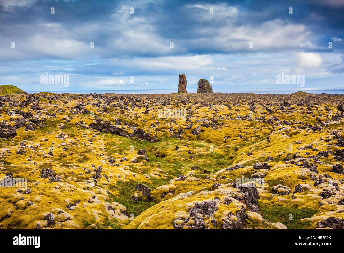 Les rochers sur une plage solitaire Banque D'Images