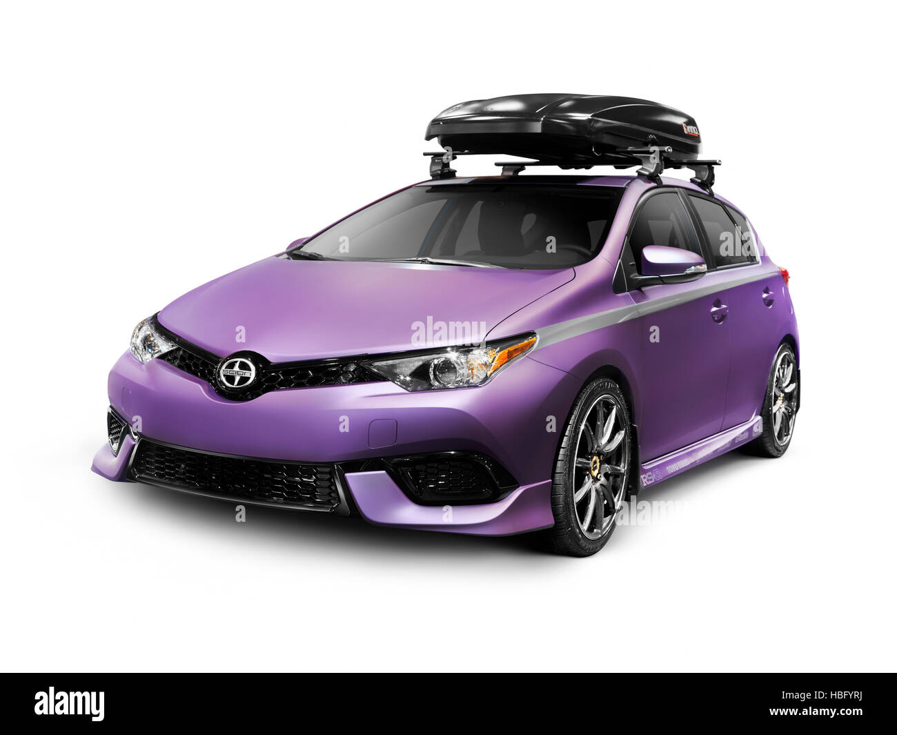 Purple 2016 iM Scion petite ville abordable avec barre de toit voiture cargo fort isolé sur fond blanc Banque D'Images