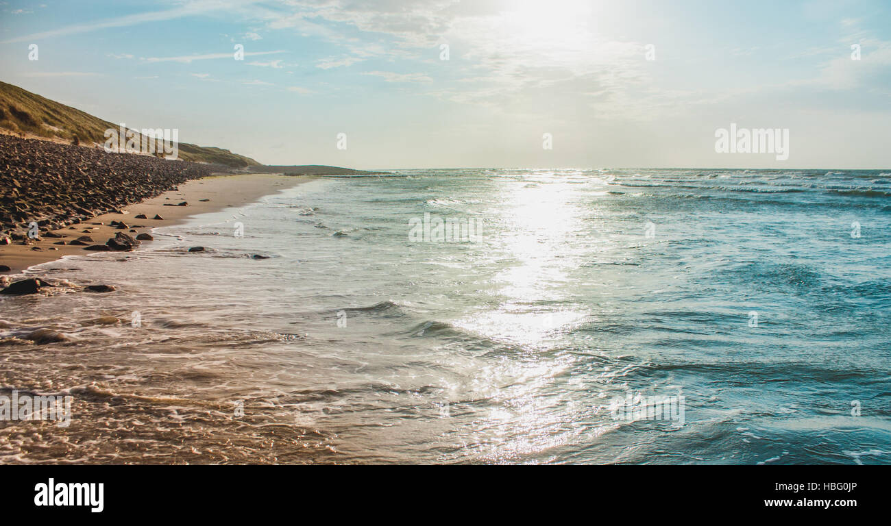 Belle côte avec des pierres sur la plage Banque D'Images