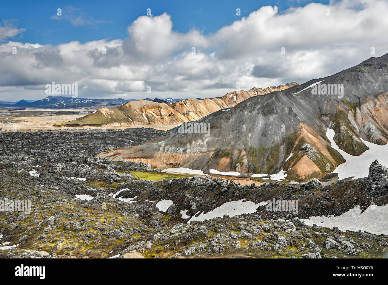 Montagnes de rhyolite et champ de lave, Landmannalaugar, Islande, la Réserve Naturelle de Fjallabak Banque D'Images