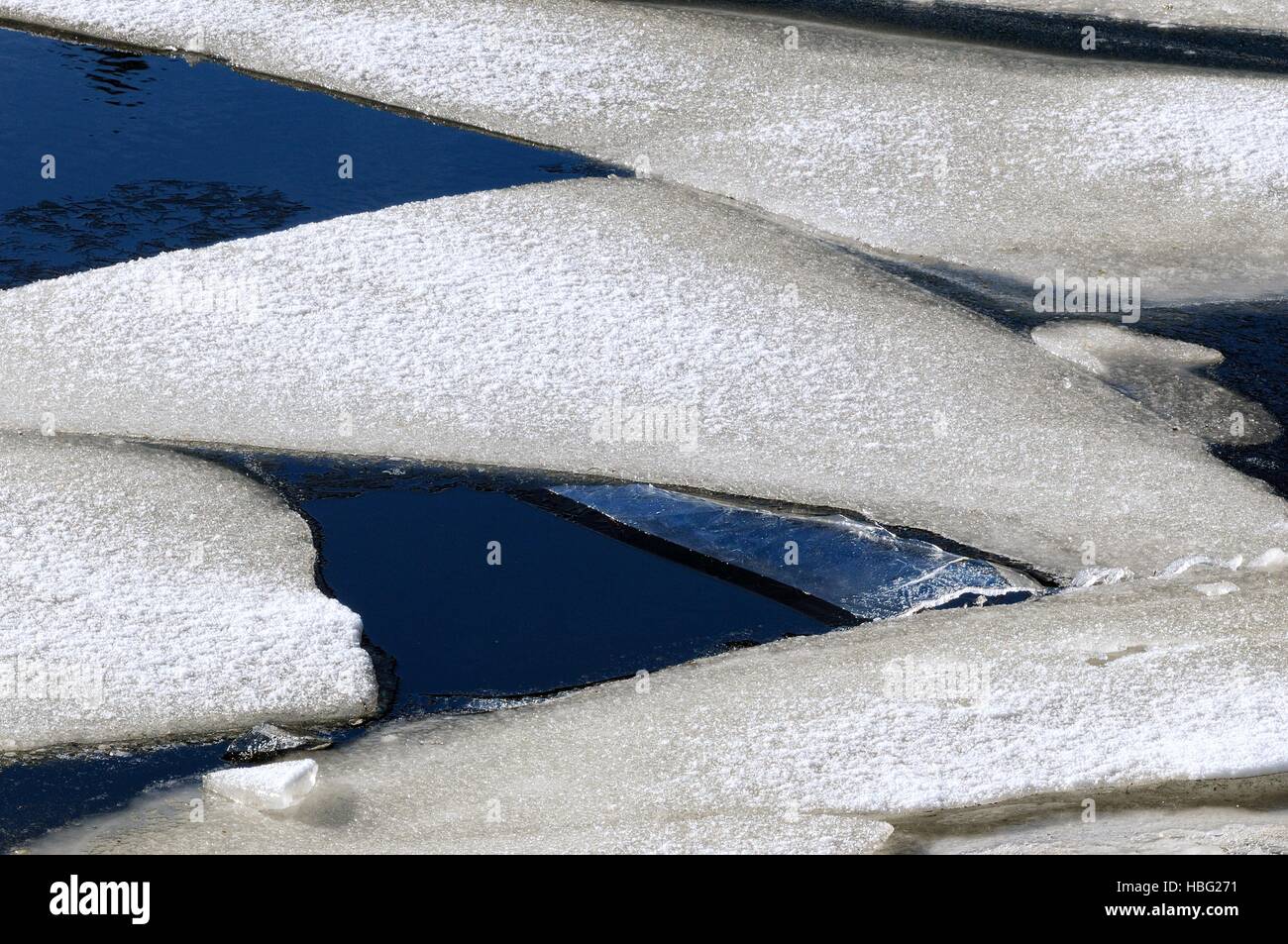 Sécurité dangereuses plaques de glace sur l'eau Banque D'Images