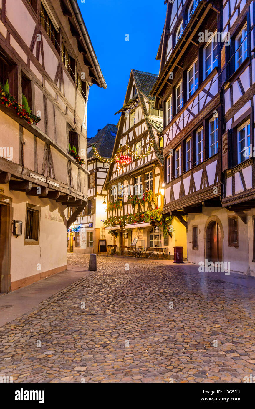 Décorations de Noël sur half-timbered historique typique de la Petite France, Strasbourg, route des vins, Alsace, Bas Rhin, France Banque D'Images