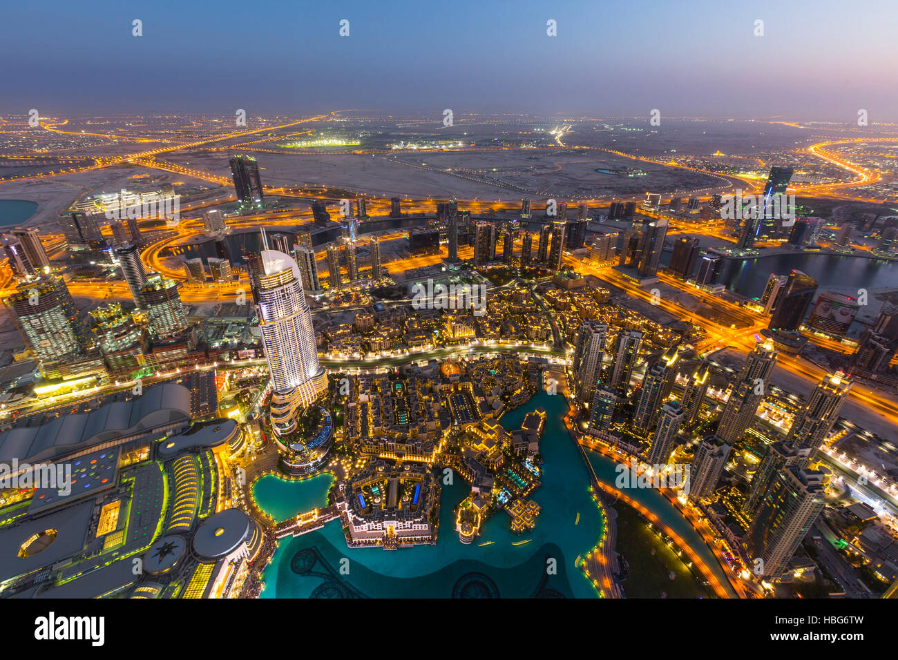Vue depuis la terrasse d'observation de Burj Khalifa, Dubai Fountain, le centre-ville Adresse Burj Dubaï Mall, et Souk Al Bahar, soir Banque D'Images