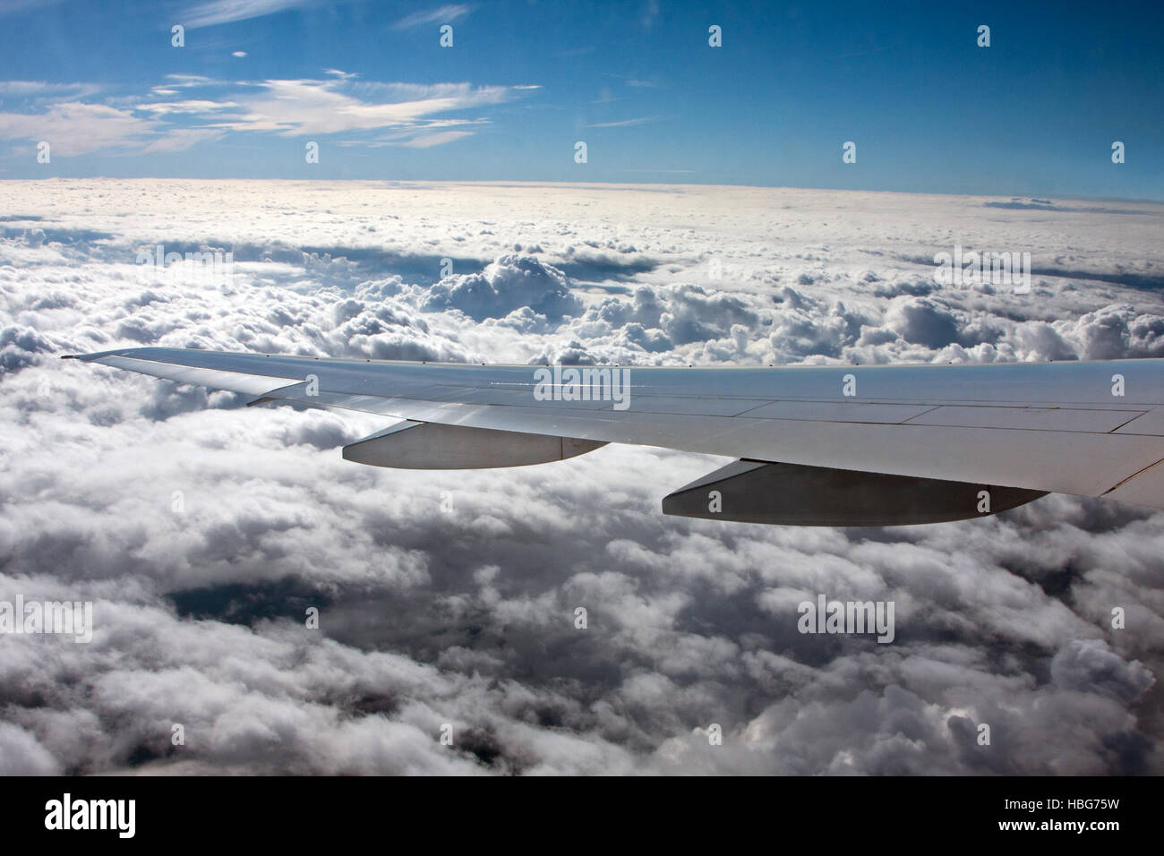 Volant au-dessus des nuages Banque D'Images