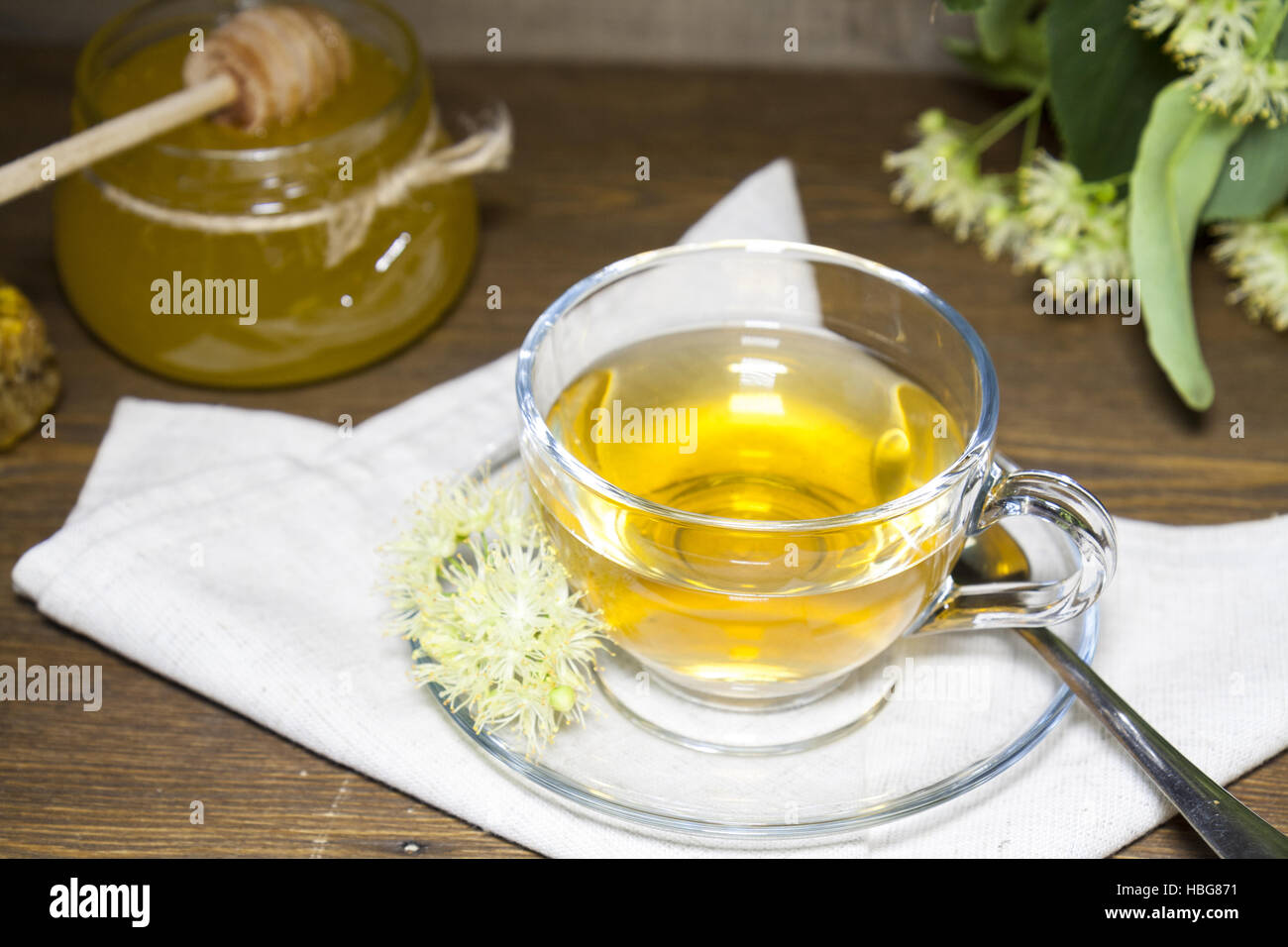 Linden plateau en verre tasse et pot de miel Banque D'Images