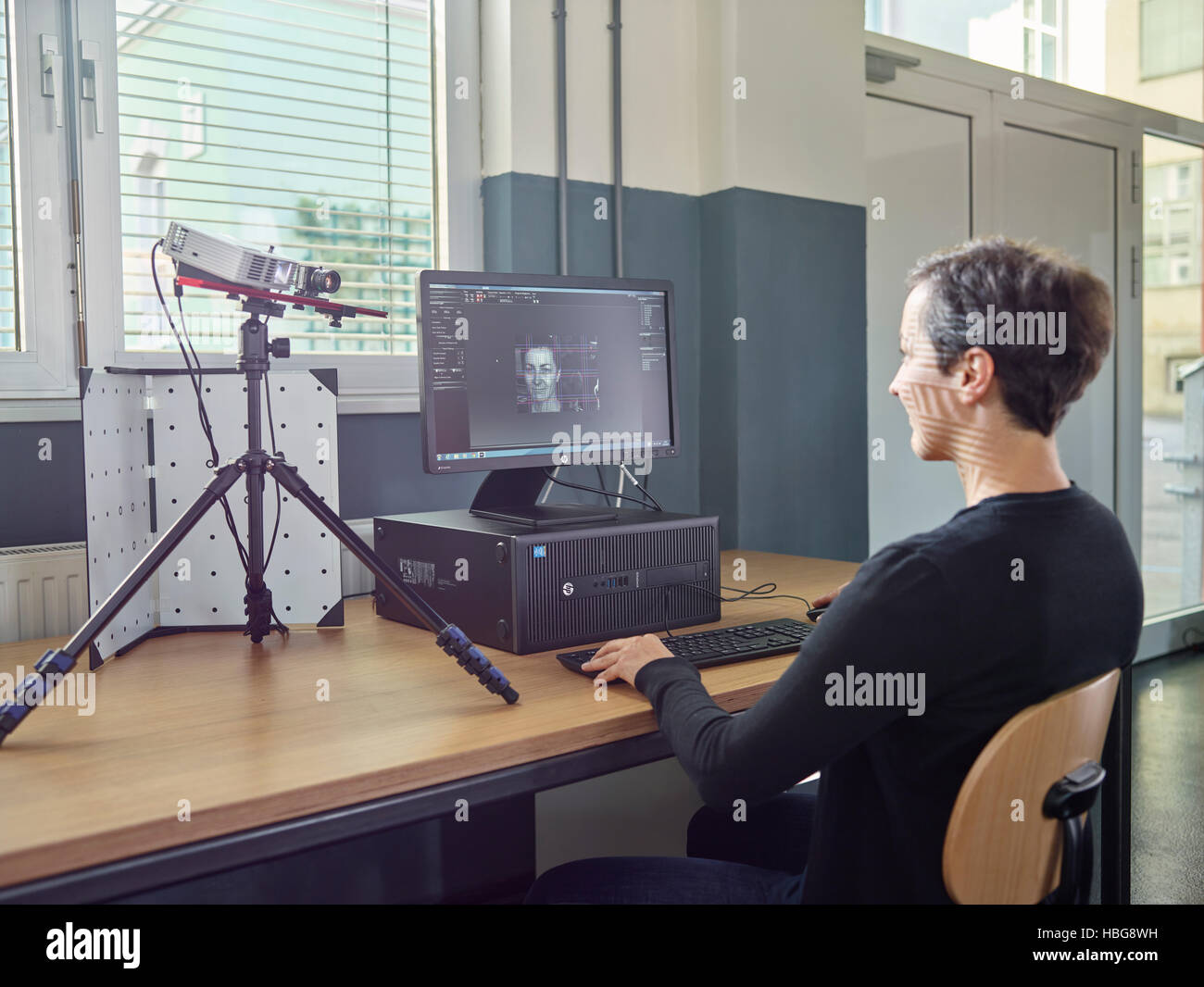 30 à 35 ans, femme, et numérise sa tête avec un scanner 3D Banque D'Images