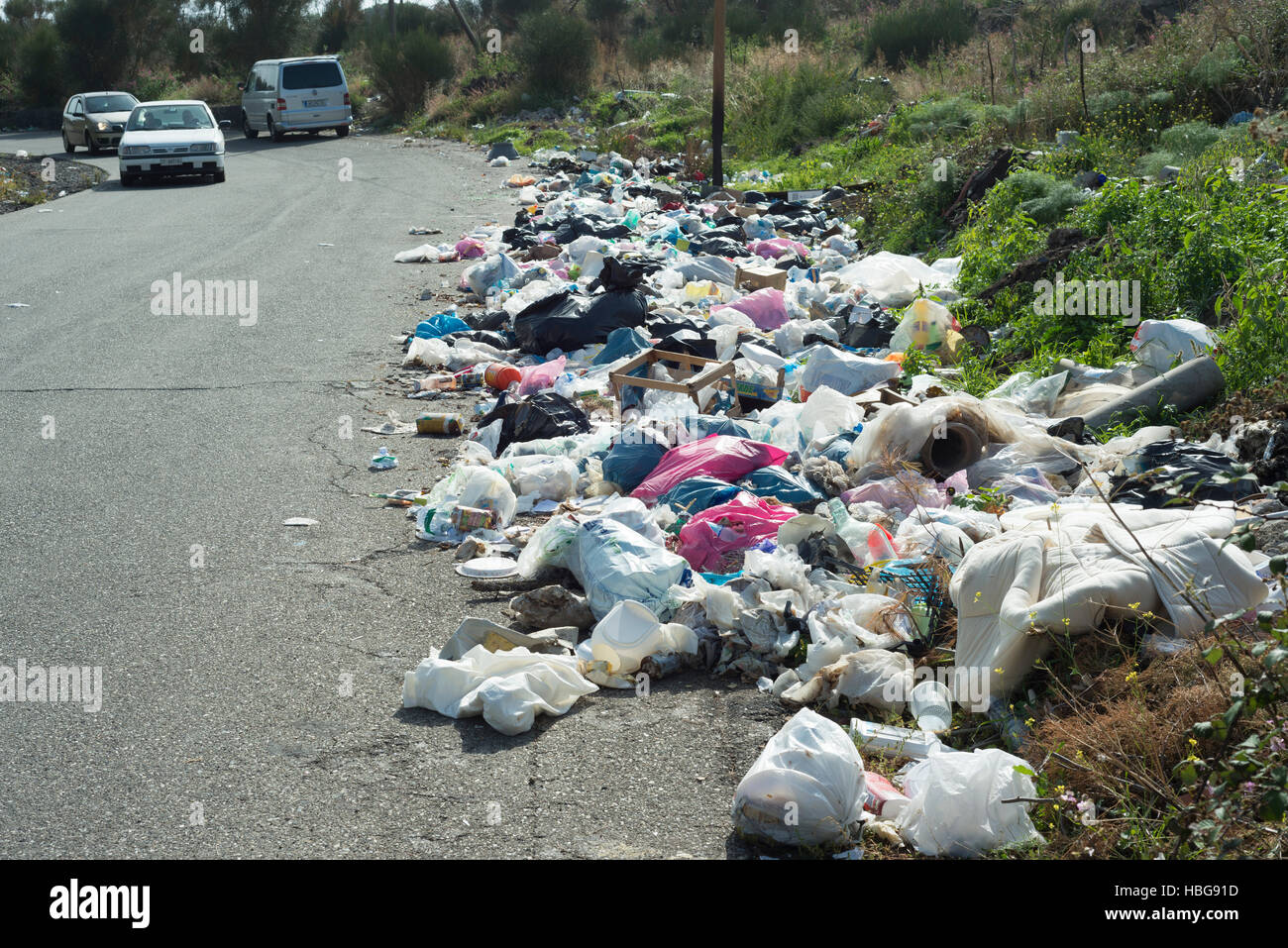 Les ordures dans la rue, Adrano, Province de Catane, Sicile, Italie Banque D'Images