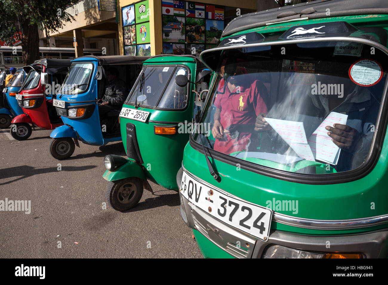 Le transport des voyageurs, tuk-tuks attendent des passagers, Nuwara Eliya, Sri Lanka, Province centrale Banque D'Images