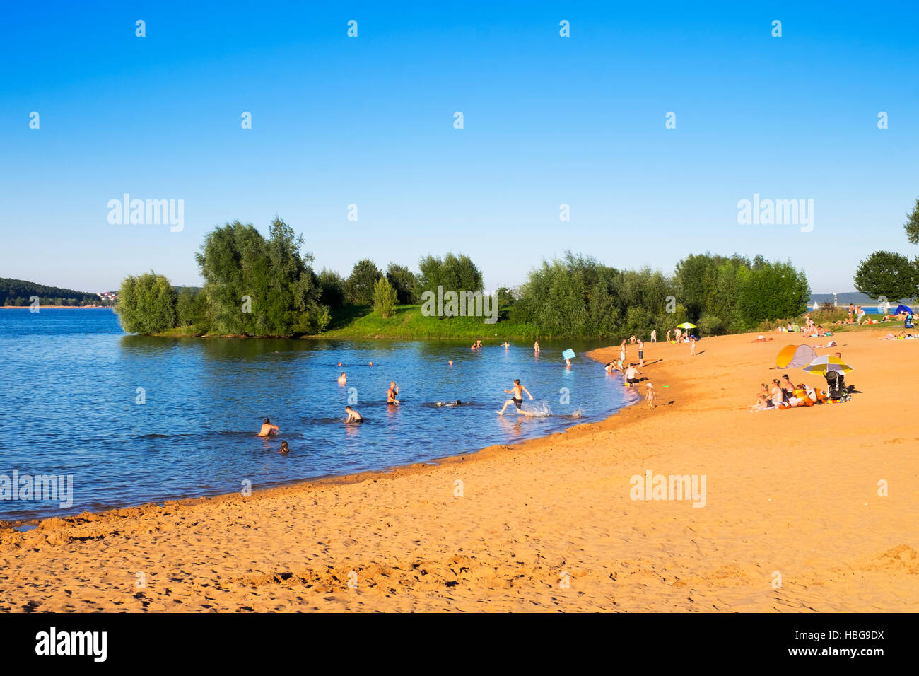 Baigneurs sur la plage de sable fin, le lac Brombachsee, Ramsberg bei Pleinfeld, Lake District de Franconie, Middle Franconia, Franconia, Bavaria Banque D'Images