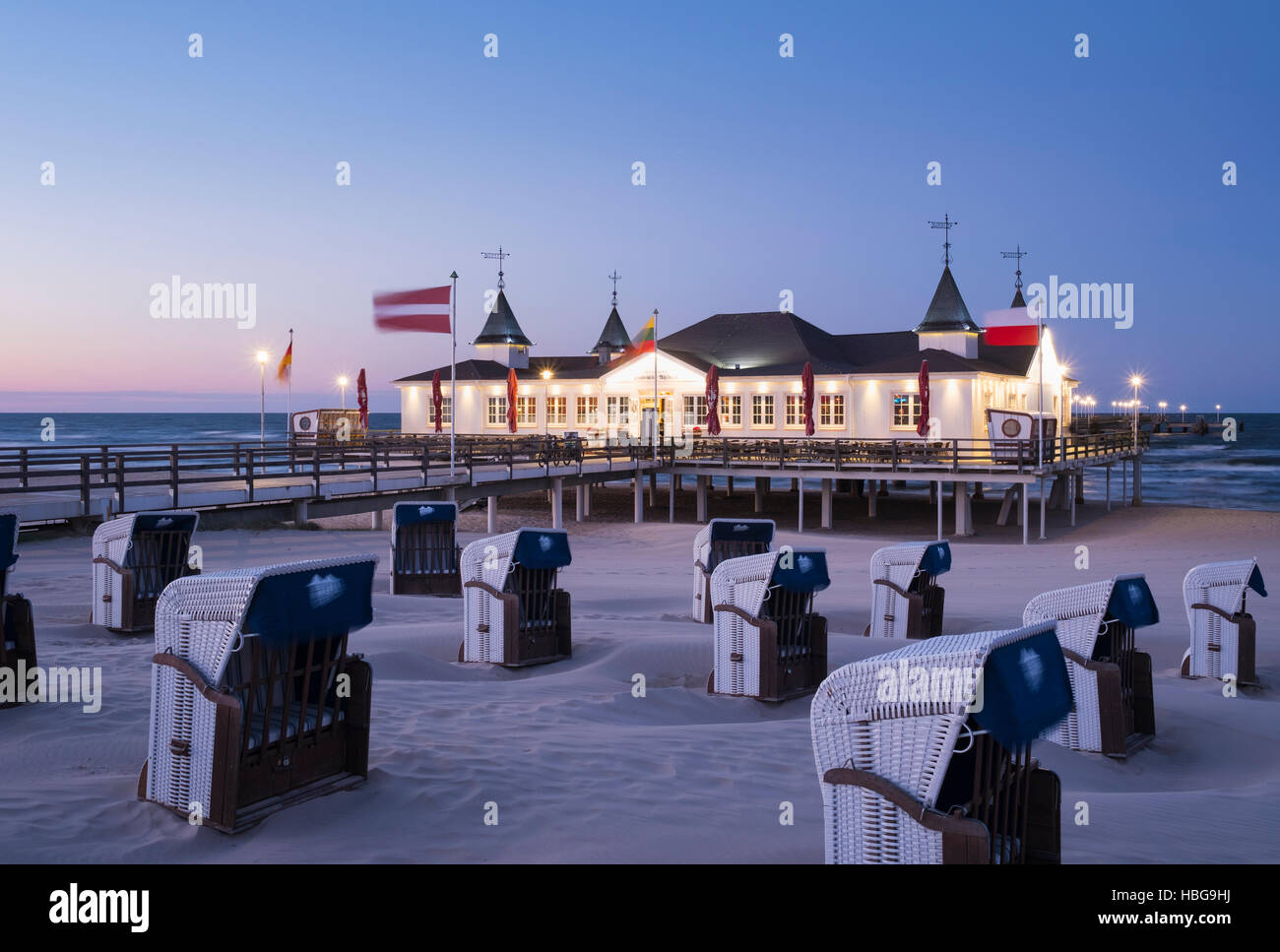 Chaises de plage, station balnéaire d'Ahlbeck, jetée d'Ahlbeck, au crépuscule, Heringsdorf Usedom, mer Baltique, Mecklembourg-Poméranie-Occidentale Banque D'Images