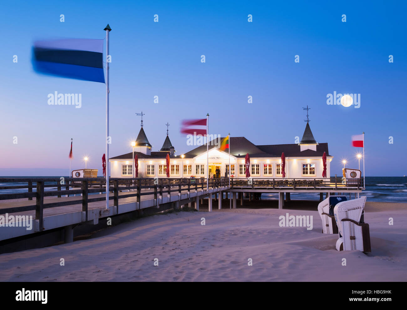 Station balnéaire d'Ahlbeck pier au crépuscule, pleine lune, Ahlbeck, Heringsdorf, Usedom, mer Baltique, Mecklembourg-Poméranie-Occidentale, Allemagne Banque D'Images