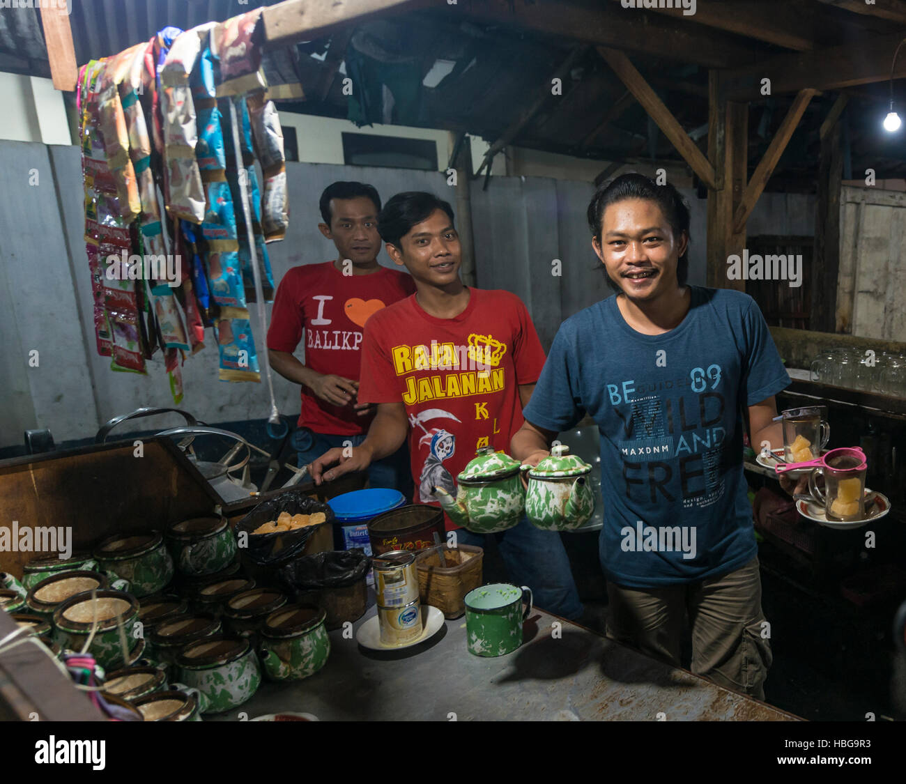 Waiter offering indigènes plateau de Booth, marché alimentaire, Yogyakarta, Java, Indonésie Banque D'Images