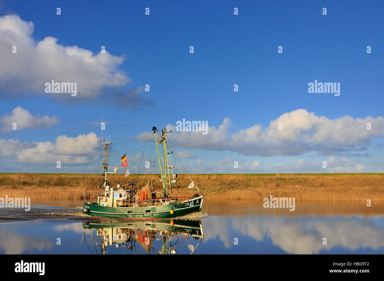 Bateau crevette reflète dans l'eau, Greetsiel, Basse-Saxe, Allemagne Banque D'Images