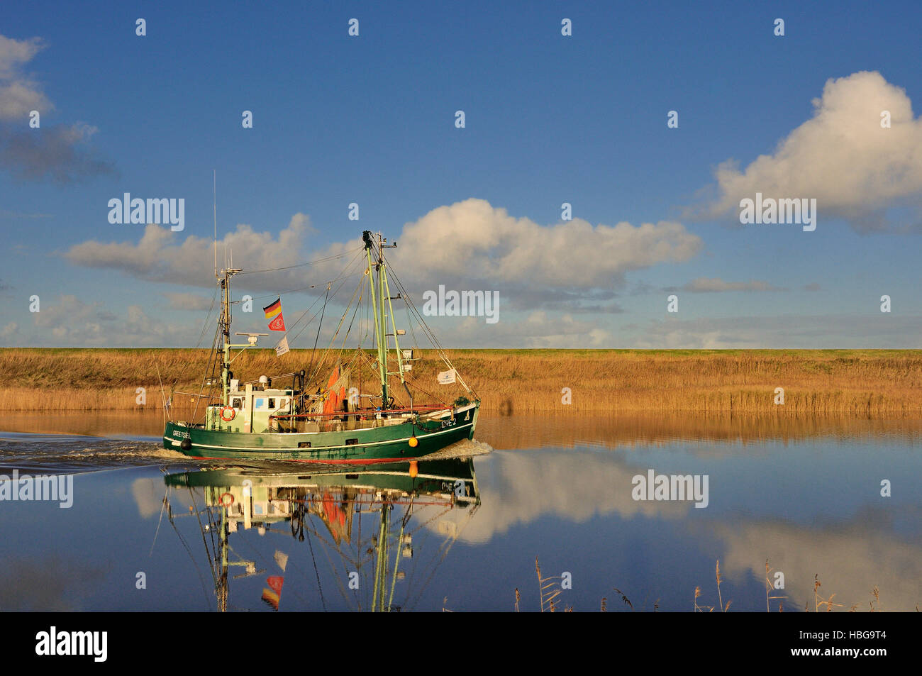 Bateau crevette reflète dans l'eau, Greetsiel, Basse-Saxe, Allemagne Banque D'Images