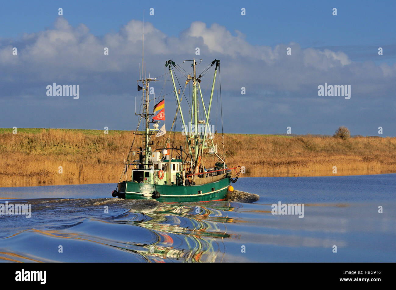 Bateau crevette reflète dans l'eau, Greetsiel, Basse-Saxe, Allemagne Banque D'Images