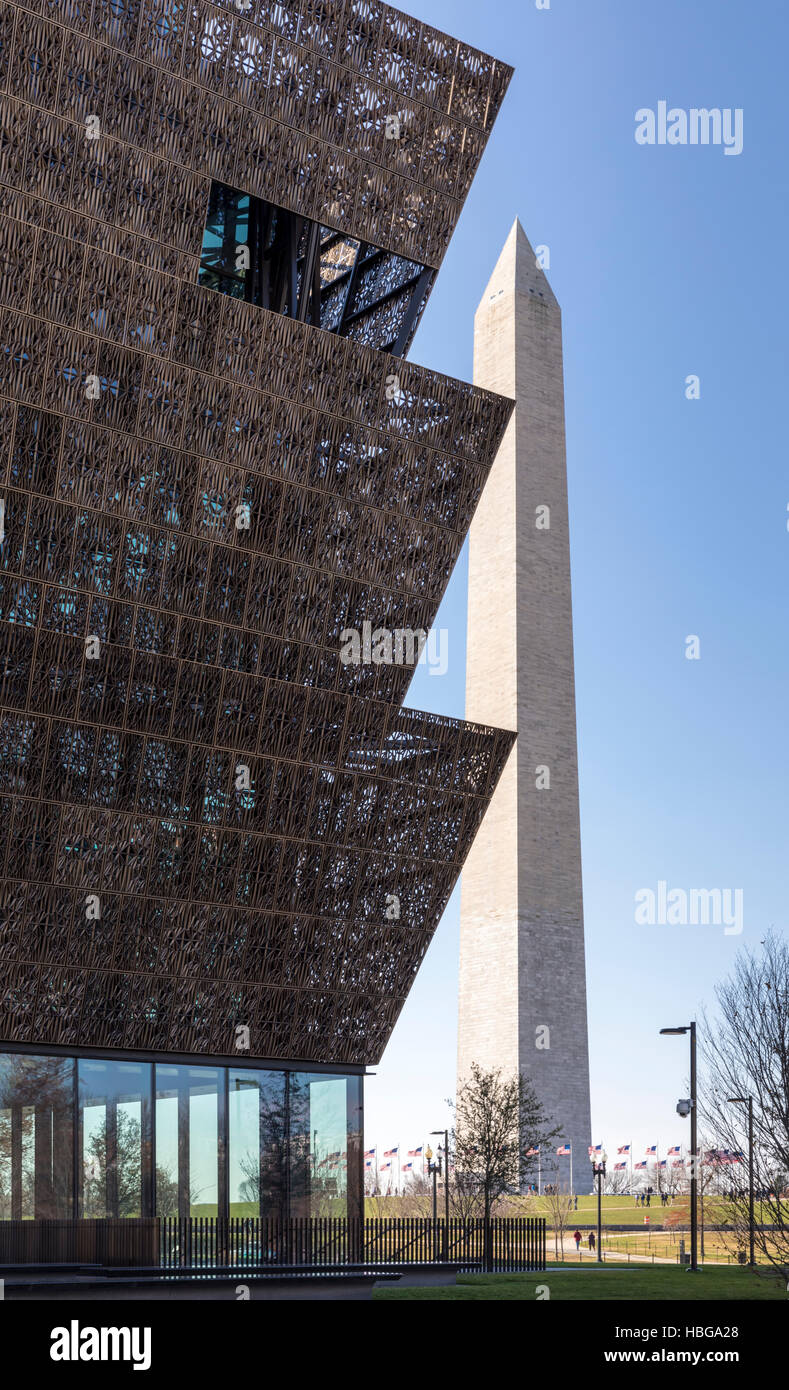 National Museum of African American History and Culture et le Washington Monument sur le National Mall, Washington, DC, USA Banque D'Images
