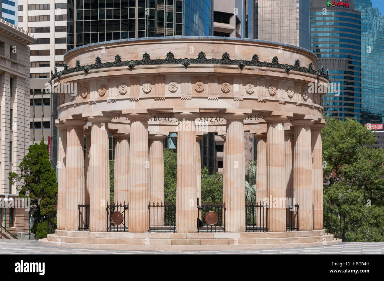 Place Anzac War Memorial et CBD bâtiments, ville Brisbane, Brisbane, Queensland, Australie Banque D'Images