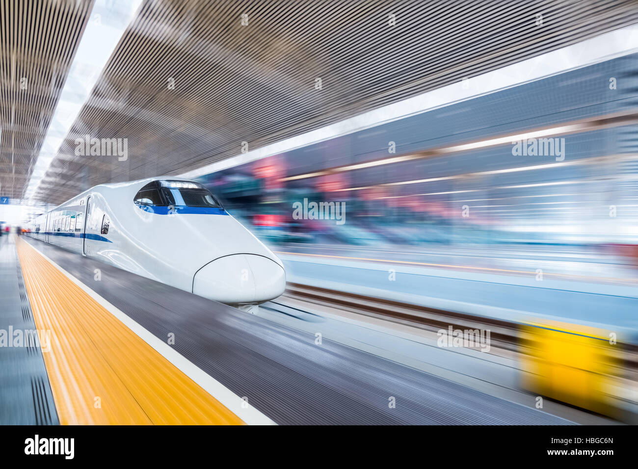 Train à grande vitesse dans la gare la plus moderne Banque D'Images