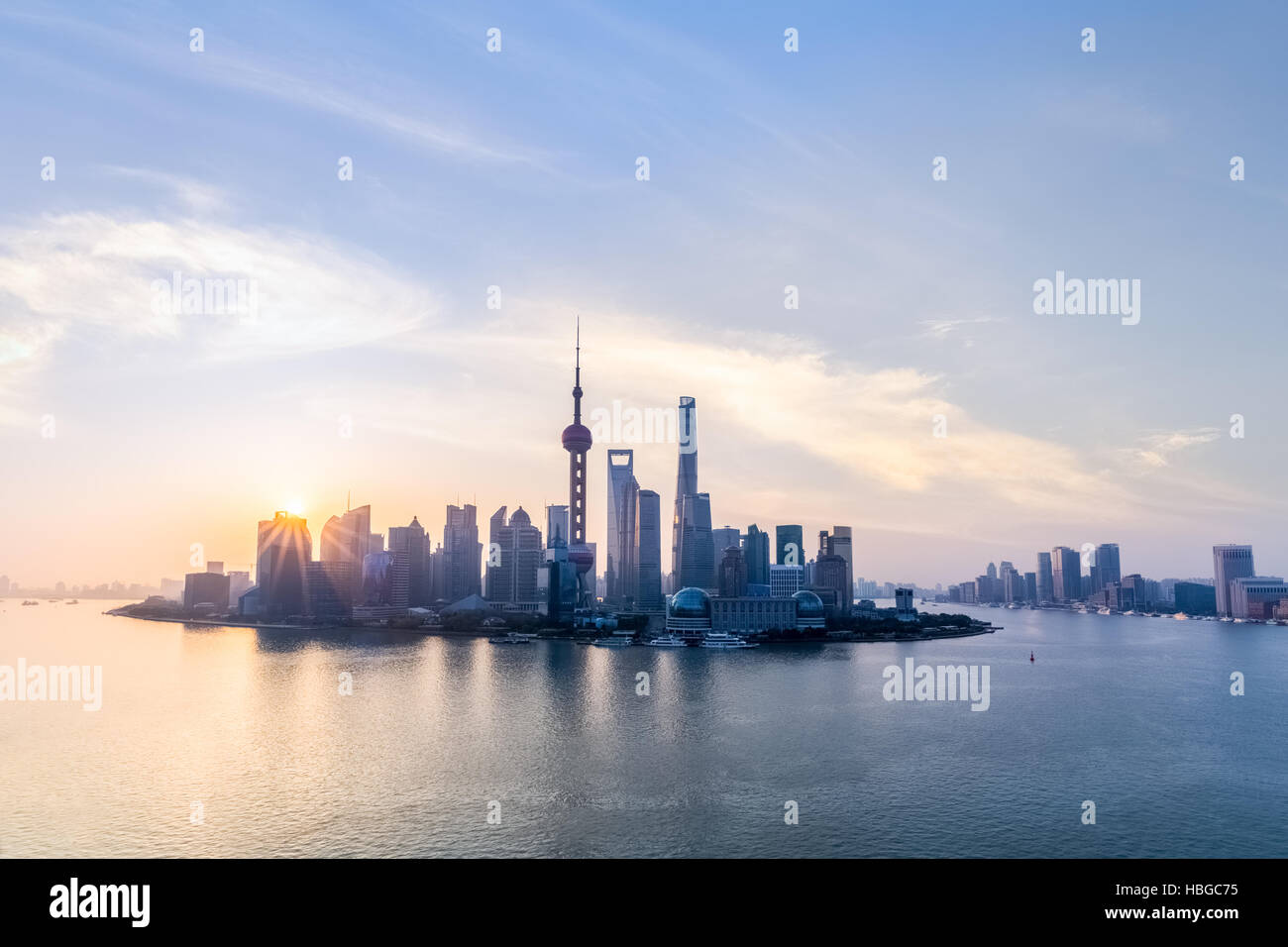 Les toits de Shanghai et la rivière Huangpu à lever Banque D'Images