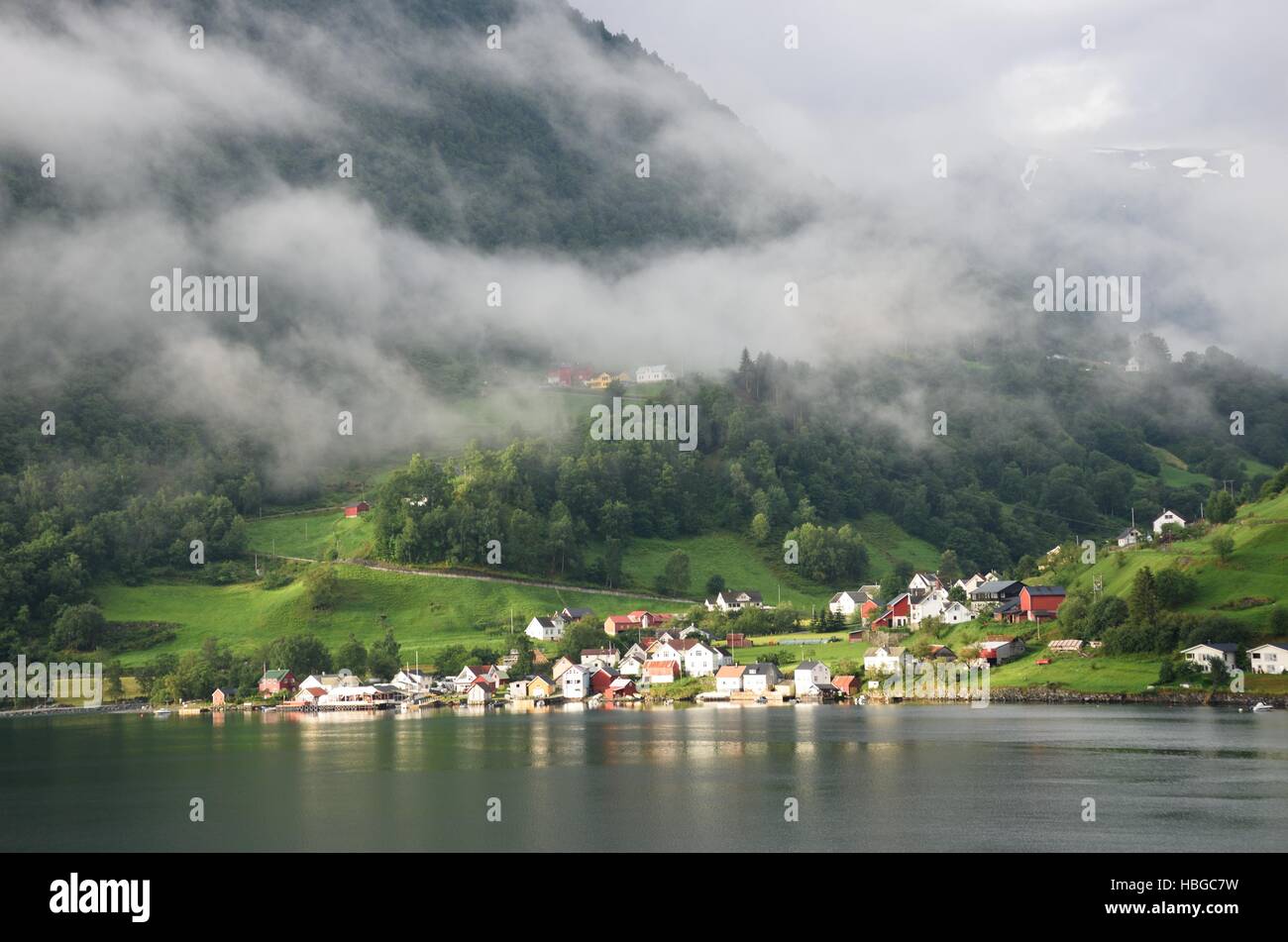 Fjord norvégien dans Village Banque D'Images