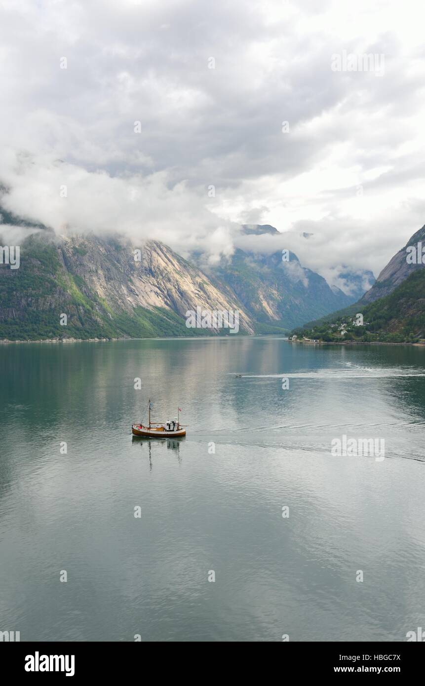 Fjord en bateau de pêche Banque D'Images